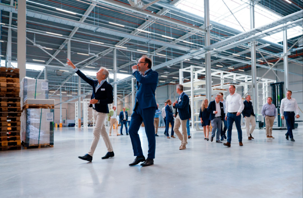 CEO Carl Berlo van 247TailorSteel leidt zijn gasten rond door de nieuwe fabriek.