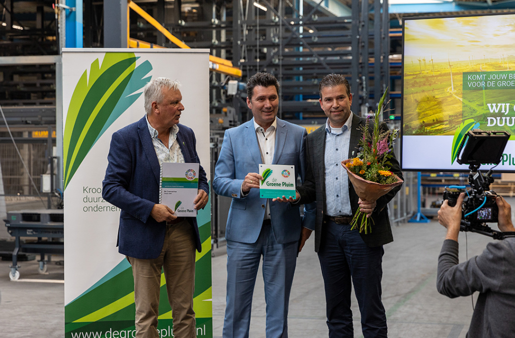 Ronnie van den Hurk, directielid van De Cromvoirtse (rechts), neemt de Groene Pluim in ontvangst uit handen van wethouder Eric Logister van Oisterwijk (midden). Links voorzitter Peter van den Eijnden van stichting de Groene Pluim.