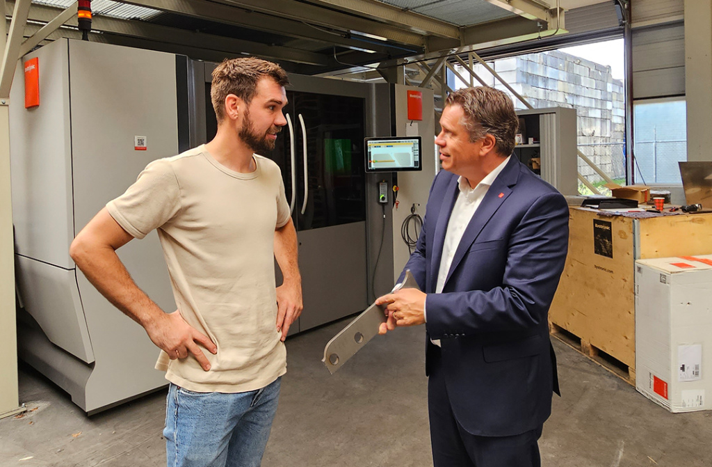 Joep van de Wal en Jan Berends met elkaar in gesprek voor de 10 kW BySmart Fiber van Kwaliteit Plaatwerk. De begeleiding en advisering door Bystronic is een belangrijk aspect van het partnerschap tussen de startende toeleverancier en de ervaren machinebouwer.