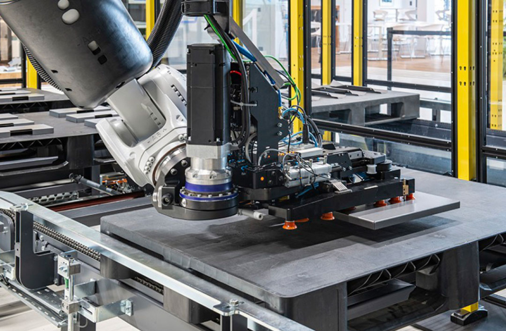 De robot in de Ulti-Form cel kan een maximaal stukgewicht van 25 kilo tillen. Binnenkort komt er ook een versie met 220 ton en een werklengte van 4 meter en een robot met een capaciteit van 75 kilo op de markt.