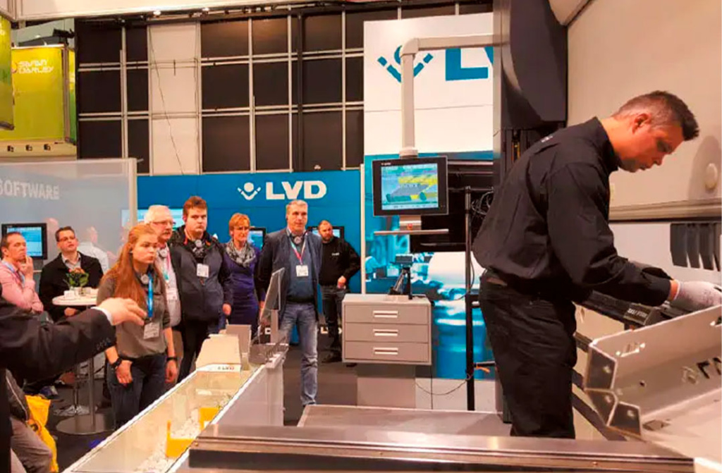 Een foto uit de oude doos: de Guided Tour Plaatbewerking doet tijdens de TechniShow van 2016 de stand van LVD aan. Dit jaar doet LVD opnieuw mee, nu met een robotkantcel.