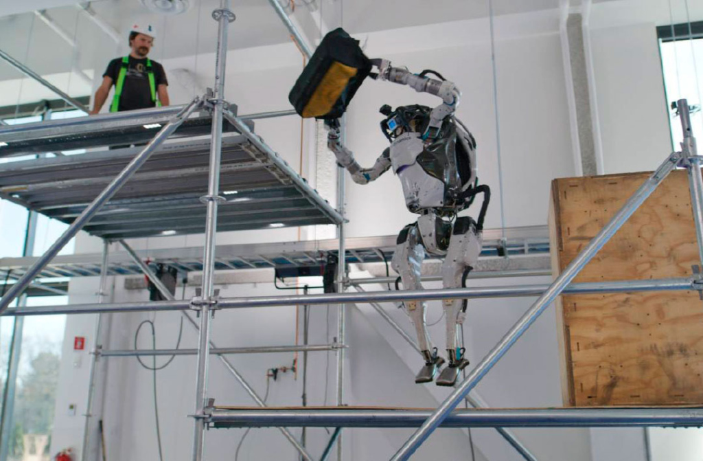 Atlas bezorgt gereedschappen bij een bouwvakker op een steiger en bedenkt daarbij zelf hoe hij daar komt. Corné van Opdorp ziet integratie van dergelijke humanoïde robots in de productieprocessen van BOZ Group wel zitten.