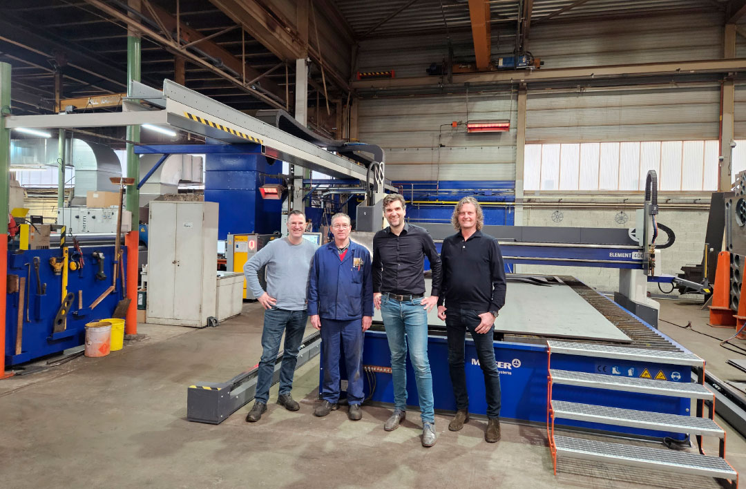 J&B Grijpers is blij met de aanschaf van de plasma-afschuinmachine Element met Industrie 4.0 functionaliteiten. V.l.n.r. Armand Cretz, Production Manager, Theo Vermeulen, Production Engineer, Bas Sanders van Well, Sales Manager MCS Benelux en Edgar Joustra, Managing Director.