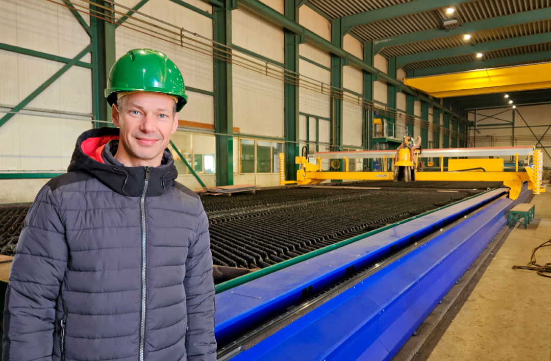 De nieuwe MicroStep machine bij Ravestein heeft een tafel van 30 x 7 meter. “Voor ons is het belangrijk dat we er vier platen van 12 x 3 meter tegelijk op kunnen leggen”, zegt hoofd werkvoorbereiding John Noy. “Zo kunnen we twee platen snijden en tegelijkertijd bij twee platen de gesneden delen uitrapen.”