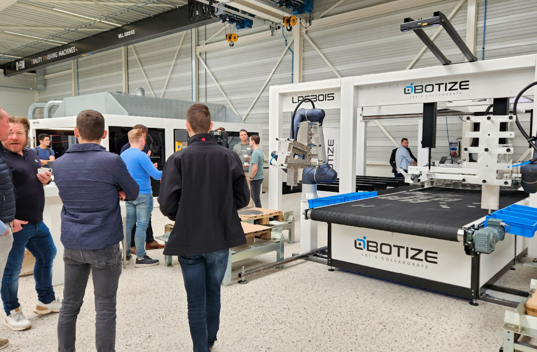 Bij de LaserPartSort landt de gesneden plaat vanaf de snijtafel op een lopende band. Het skelet wordt omhoog getild en laat de gesneden producten op de transportband vallen. Een trilfunctie zorgt ervoor dat producten welke verhaken of met microjoints in de plaat vast zitten los komen en op de transportband vallen.