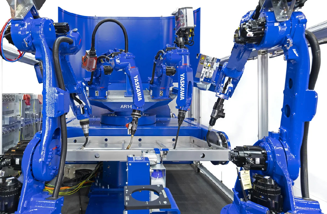 In de demo-lascel werken vier robots uit de Motoman AR-serie aan een accubak. Yaskawa