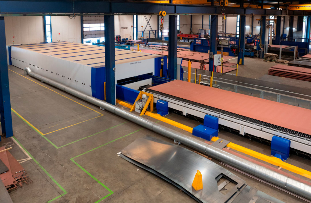 De nieuwe machine heeft een plek gekregen in een van de productiehallen. Het is een MicroStep MSF Pro 15 kW fiberlaser met een gesloten cabine, een werkbereik van 12x3 meter en een wisseltafel.