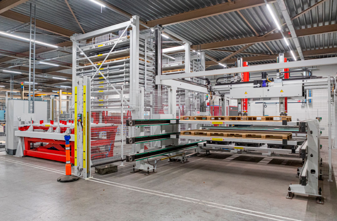 Er worden zo veel mogelijk verschillende posities/mogelijkheden gecreëerd waarop de grijpers de gesneden delen kunnen afleggen; in statische bakken, op europallets in drievoudige conveyor of pallets terug in het magazijn.