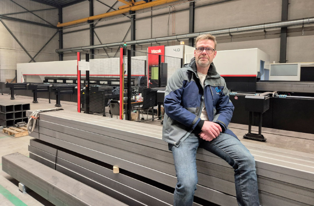 Hans Wonders bij de Mazak FG 400-NEO buislaser, die buizen, kokers en balkstaal tot een lengte van maar liefst 12 meter kan snijden. “We wilden een complete machine waarmee we echt iets anders kunnen dan anderen.”