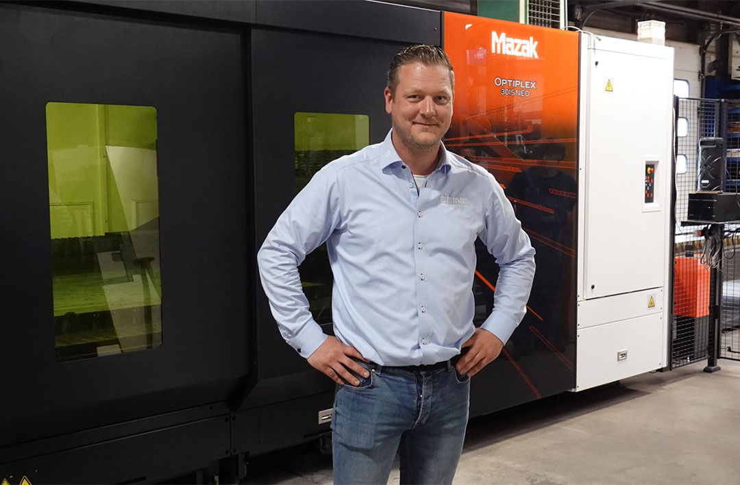 Manager Gerold Snijders van Seine Metaal bij de nieuwste aanwinst, een Mazak Optiplex 3015 NEO lasersnijmachine met een vermogen van 10 kW. “Wij kunnen nu tot 30 mm staal snijden, dat kunnen er hier in de omgeving niet veel.”