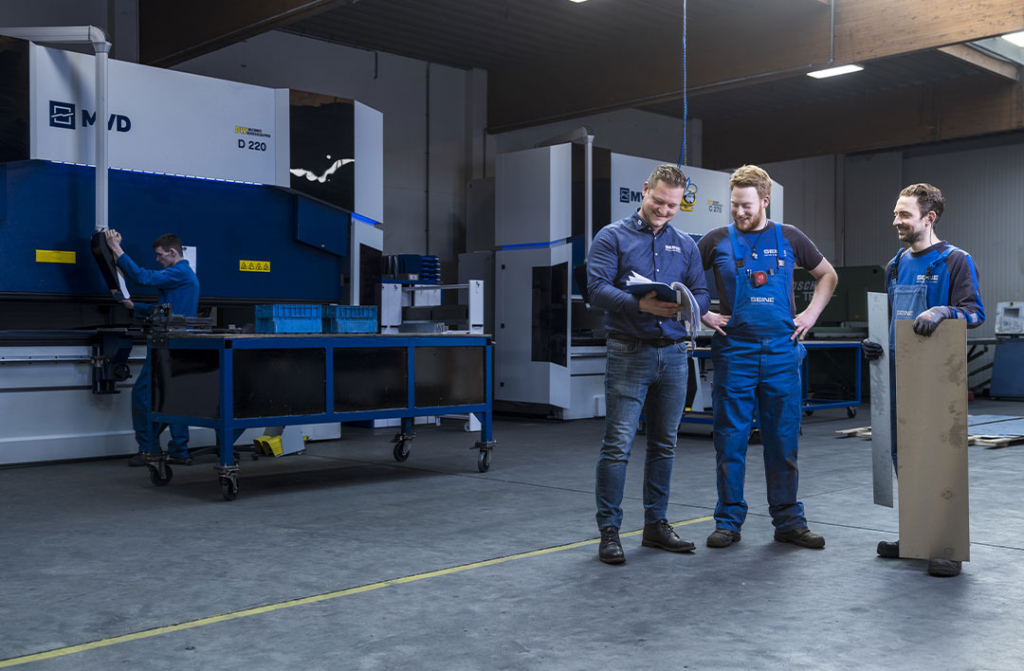 Met drie kantbanken (tonnages 175, 220 en 270 ton, de zwaarste kantbank heeft een werklengte van 4100 mm) kan Seine Metaal ook op het gebied van buigen goed uit de voeten.