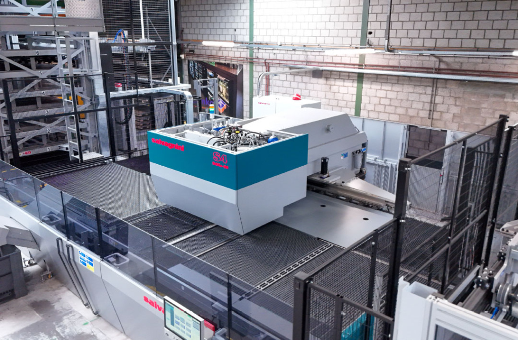 Een belangrijk kenmerk van de S4 ponsmachine met uithoekschaar is dat alle 64 gereedschappen direct beschikbaar zijn.