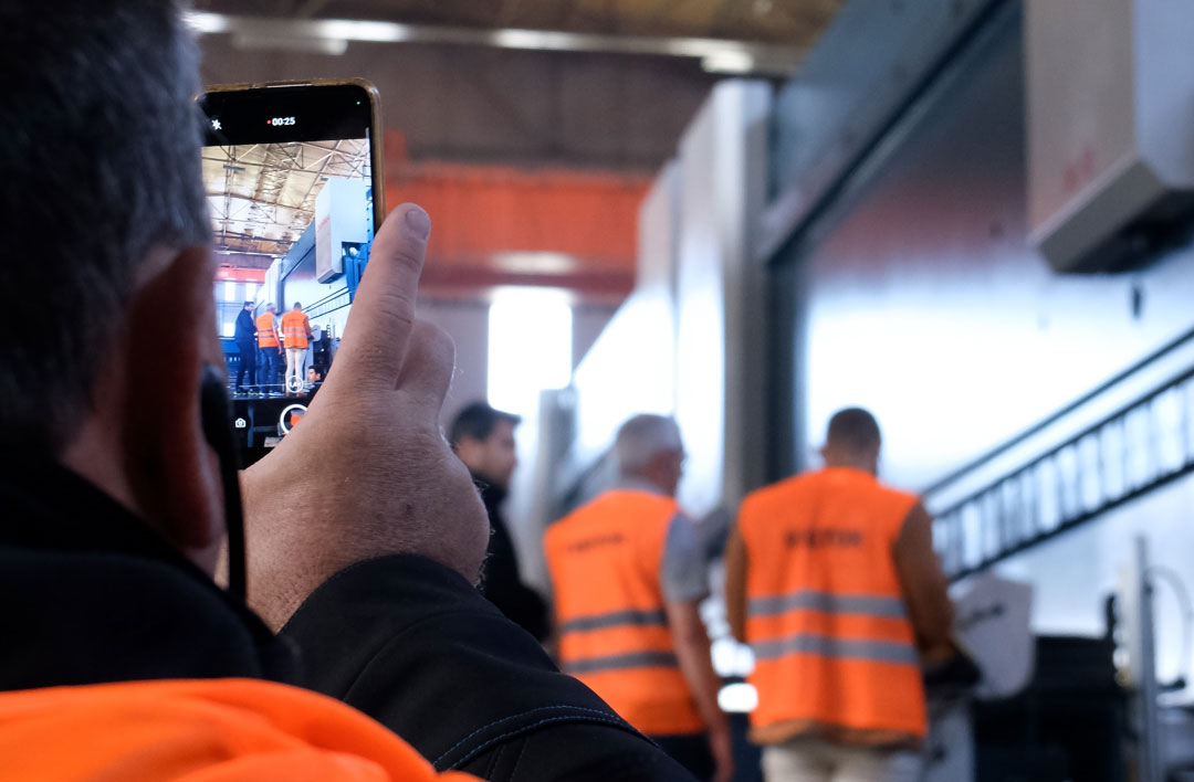 Bij de rondleiding in de fabriek viel het Nederlandse gezelschap met de neus in de boter. Durma legde hier de laatste hand aan een enorme tandem kantbank voor de Amerikaanse staalmaker Nucor.