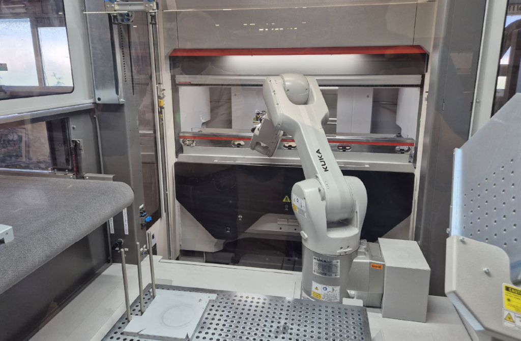 De nieuwe buigcel is geschikt voor het buigen van onderdelen met afmetingen tot 700x300 mm in zowel kleine en middelgrote als grote series. De buiglengte van 1,5 meter biedt voldoende ruimte voor gereedschapsopstellingen. De robot heeft een payload van 10 kg.