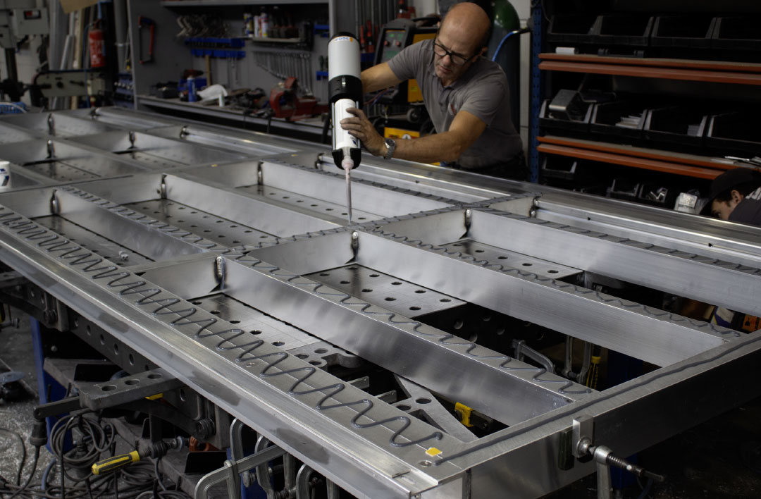 In steeds meer sectoren is lijmen een gewaardeerde techniek om plaatmateriaal te verbinden.