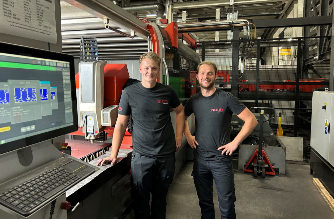 Aise van der Tol (links) en Bas Bakker houden zich continu bezig met procesverbetering om de nieuwe vlakbedlaser van Bystronic maximaal te laten renderen.