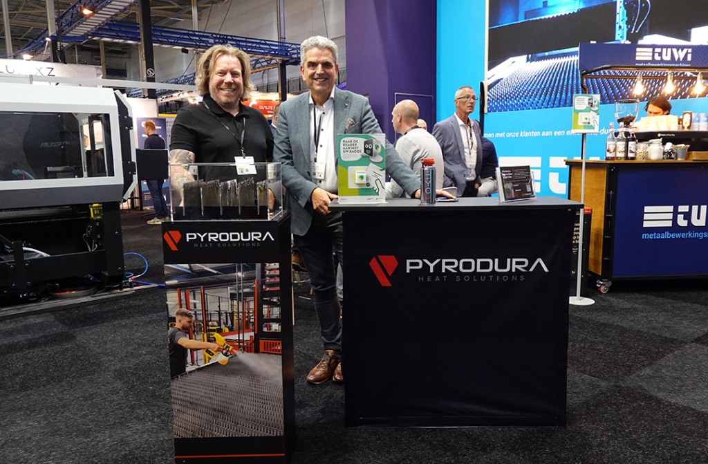 Het officiële dealerschap van Tuwi voor Pyrodura werd gepresenteerd tijdens METAVAK. Links Antal Driessen van Pyrodura, rechts Marco Mans van Tuwi.