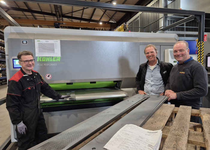 Michel van Heeswijk (midden) van Hevami Oppervlaktetechniek en Henk Knoppert (rechts), leider van de afdeling afwerking van Dulasta, bij de nieuwe Peak Performer type 60P1600. Hiermee kan het grootste deel van de plaatdelen die Dulasta produceert vlak en spanningsarm worden gemaakt.