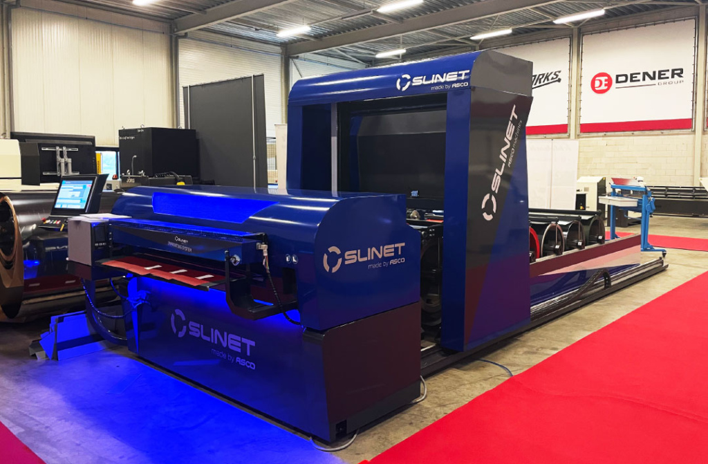 De slitlijnen van Slinet, vaak uitgerust met een coilmagazijn, zorgen voor een optimale materiaalstroom. Dankzij het automatische liftsysteem wordt de coil efficiënt ingevoerd en geslit. Dit vermindert handling en verhoogt de productiviteit van de dubbelbuigers van Variobend.