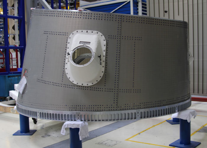 Twee componenten van de Ariane 6-raket waarvan de panelen als basis dienen voor de ontwikkeling van de Synchro-Form-afkantpers: de ESR Forward Skirt is onderdeel van de Ariane 6-booster en de LLPM ITS (Lower Liquid Propulsion Module Inter Tank Structure) is onderdeel van de Ariane 6-hoofdtrap.