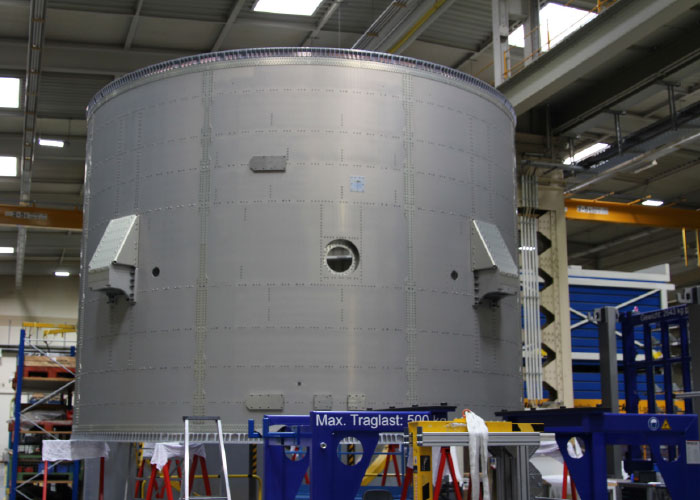 Synchro-Form Synchro-Form is een geavanceerde, adaptieve technologie voor het buigen van platen vanaf 4 meter in speciale materialen. Het waarborgt hoekconsistentie en behoud van het gewenste geometrische profiel tijdens het positioneren, manipuleren en buigen van grote stukken. LVD ontwikkelde de eerste Synchro-Form afkantpers voor Kawasaki Heavy Industries (KHI), een partner van Boeing bij de ontwikkeling en bouw van het 777X-vliegtuig. Dit project omvatte het nauwkeurig buigen van grote rompsegmenten.