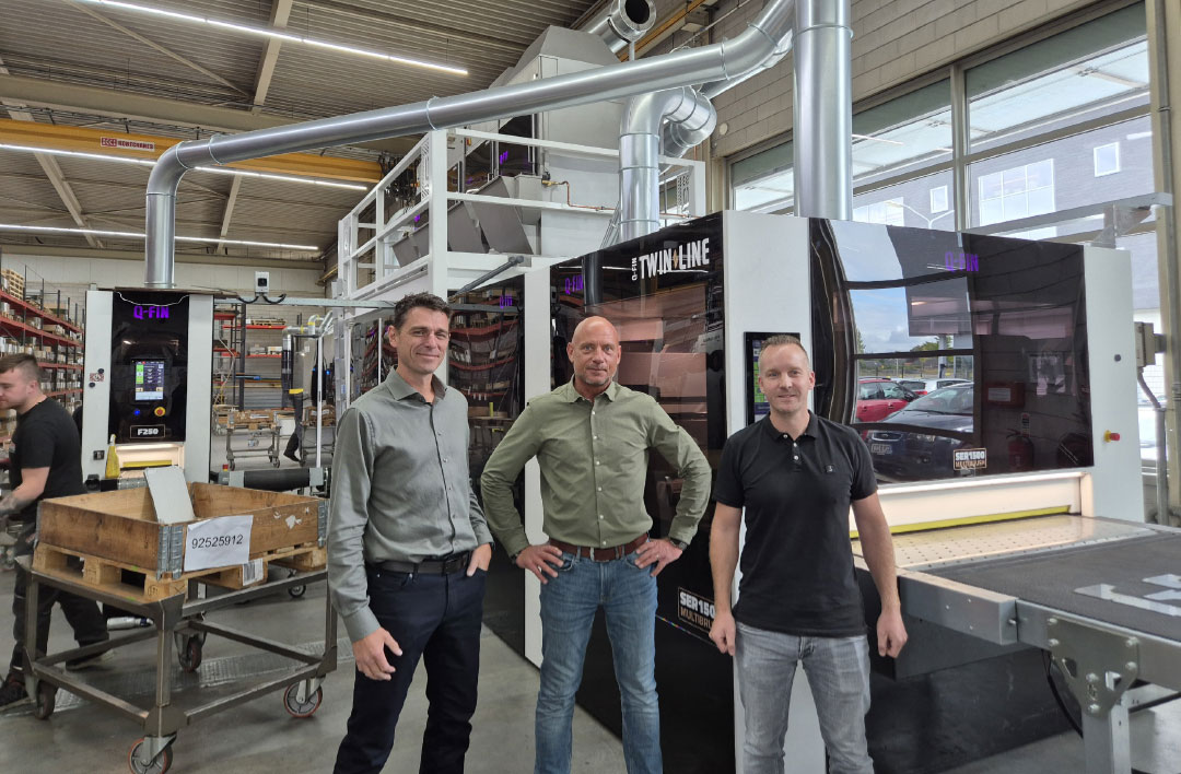 V.l.n.r. Bart Van Quickelberghe en Patrick Scherpenseel van Q-Fin en Giel Müller, Manager Operations bij Wilvo, bij het Twin-Line systeem. Hiermee is een stevige basis gelegd voor een volautomatisch ontbraam-, afrond- en finishproces.