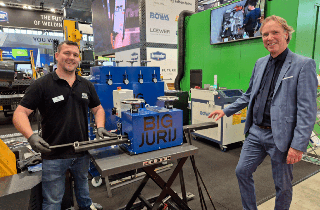 Michael Nagel van Big Jurij (links) en Michel van Heeswijk van Hevami demonsteren de nieuwe Big Jurij Mini.