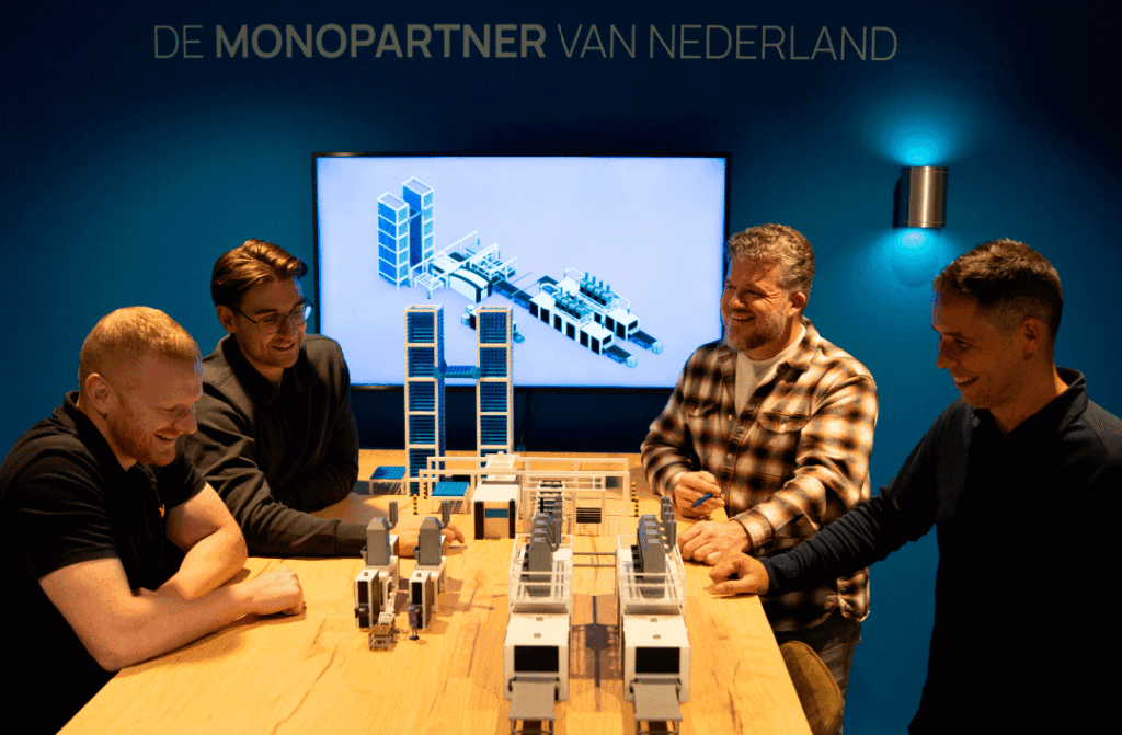 Het managementteam van Laserparts bij een 3D-geprinte miniatuurversie van de Monoparts Flow-lijn die momenteel wordt opgebouwd. Van links naar rechts: controller Dirk Hoeks, projectmanager Rick Bleys, commercieel manager Pieter Kirkels en directeur Johan Hoeks.