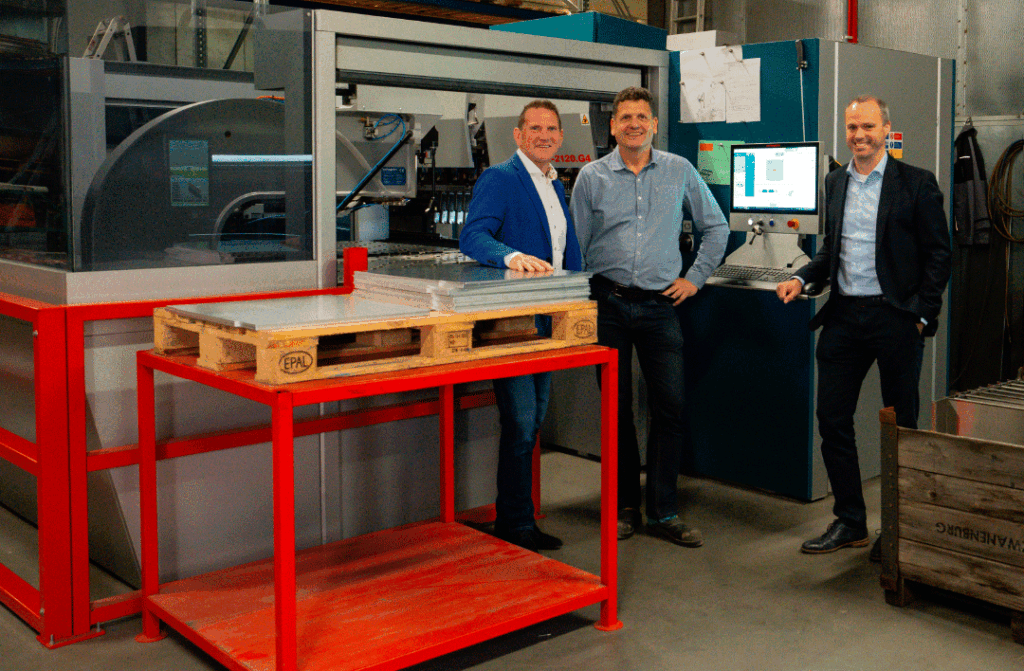 V.l.n.r. Ferdinand Bauhuis (Sales Partner Salvagnini), Onno Kooij (directeur/eigenaar JacKooij) en Christian Bunse (Area Manager Salvagnini) bij de P2 paneelbuiger.