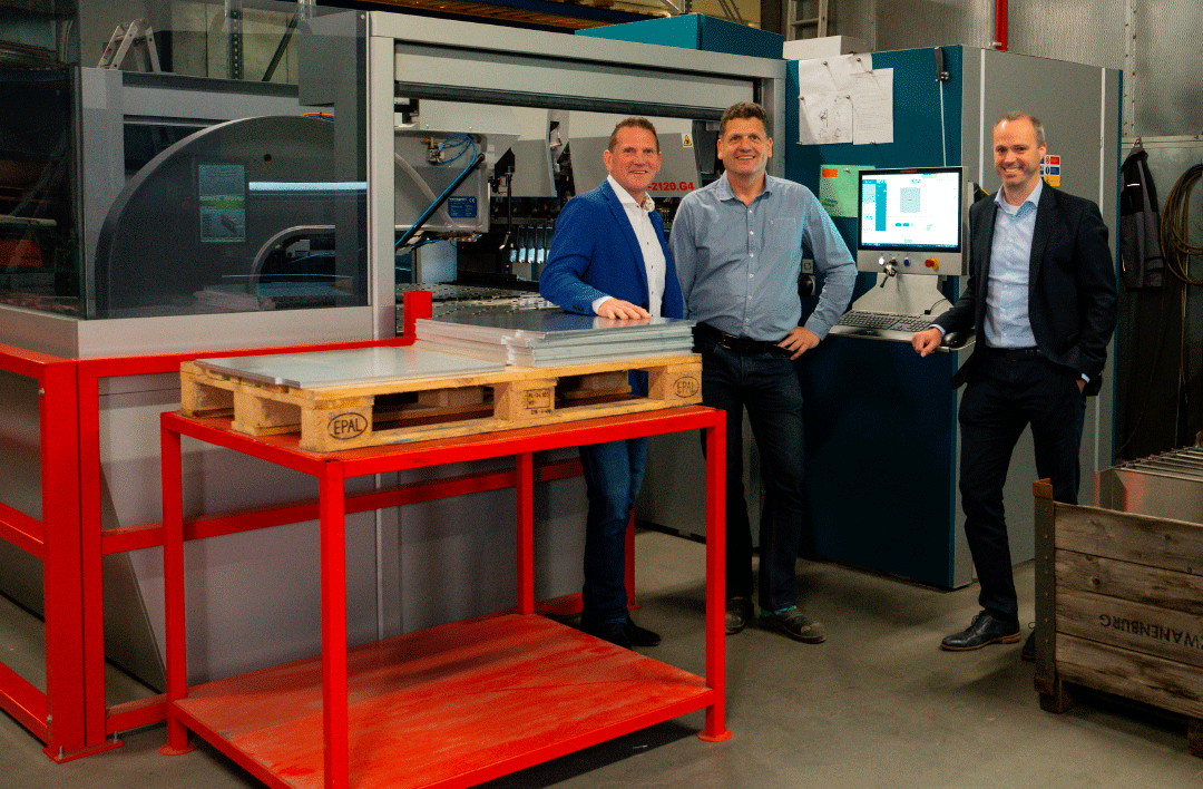 V.l.n.r. Ferdinand Bauhuis (Sales Partner Salvagnini), Onno Kooij (directeur/eigenaar JacKooij) en Christian Bunse (Area Manager Salvagnini) bij de P2 paneelbuiger.