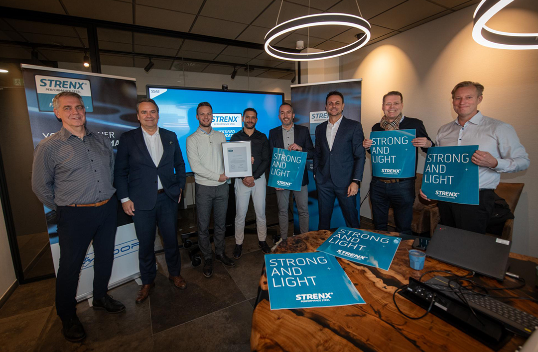 Eind vorig jaar is JOOP benoemd tot Strenx certified fabrication partner van SSAB, de producent van Strenx hoogsterktestaal. Uiterst links op de foto Bart Kroesbergen. “Een groot voordeel is dat we hierdoor een heel ontwikkellaboratorium achter ons hebben staan.”