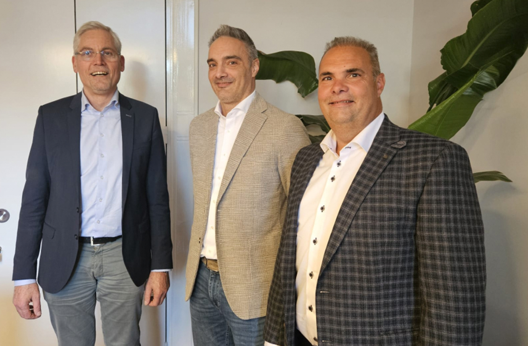 Jörg Machines is overgenomen door de neven Jan van Hirtum (midden) en François van Hirtum (rechts). Links voormalig eigenaar Reinhard Reincke, die in een andere rol actief blijft binnen de organisatie.