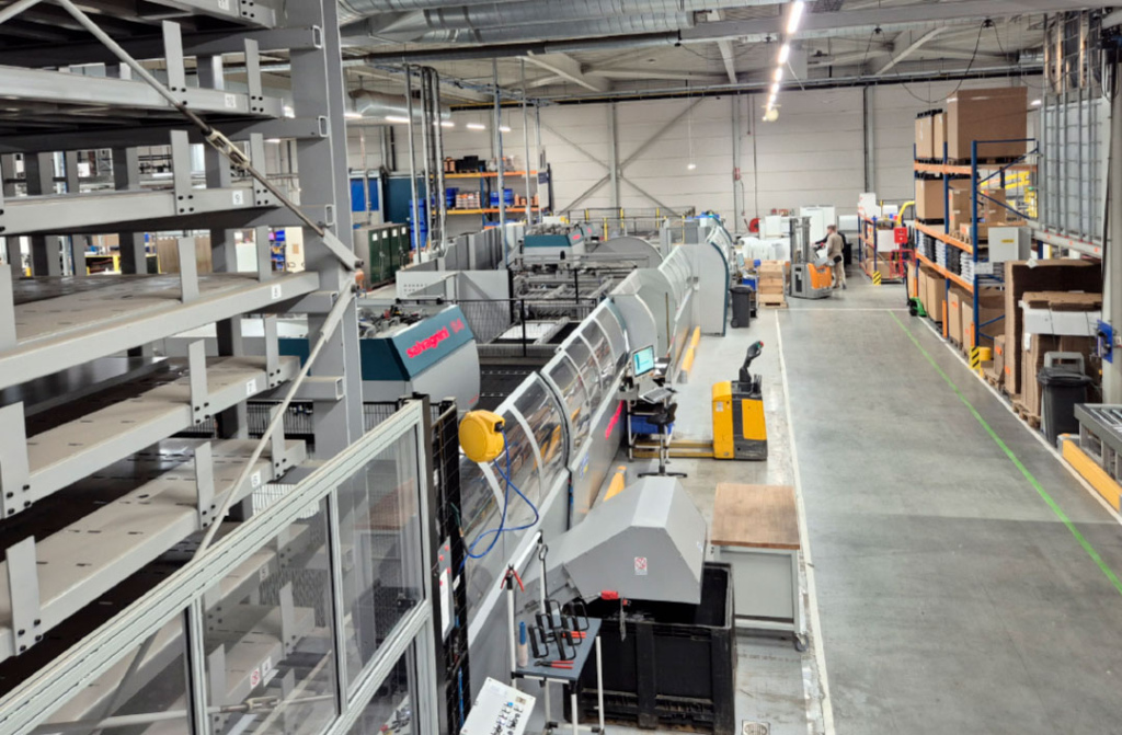 De volautomatische pons- en buiglijn van Salvagnini speelt een cruciale rol bij de productie van boilers en voorraadvaten van warmtepompen bij Itho Daalderop.