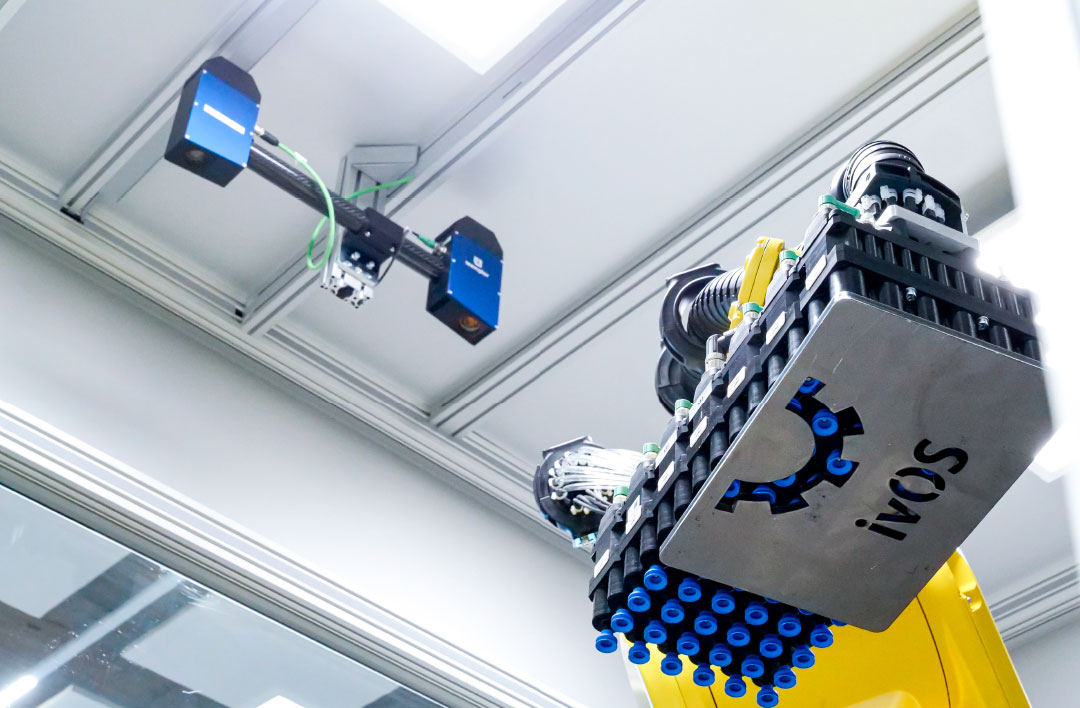 De 84 zuigplaatsen van de FMG matrixgrijper passen zich automatisch aan de werkstukken aan en bieden zo maximale flexibiliteit bij de handling van plaatwerkdelen.