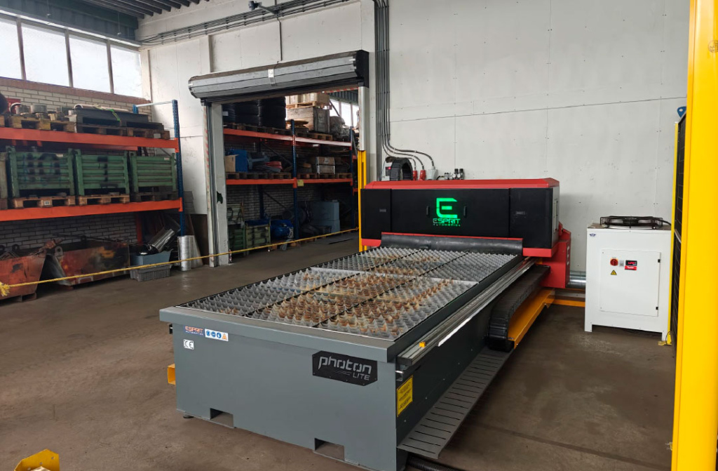 De Esprit Photon Lite is uitgerust met een zwaar uitgevoerde rookafzuigtafel en een stevig portaal. Een gesloten, laserlichtveilige behuizing, dubbele veiligheidsinterlocks en actieve infrarood-lichtgordijnen op de hoeken zorgen voor een veilig gebruik.